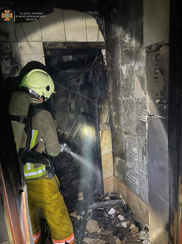 Серед ночі у курортному Татарові виникла пожежа