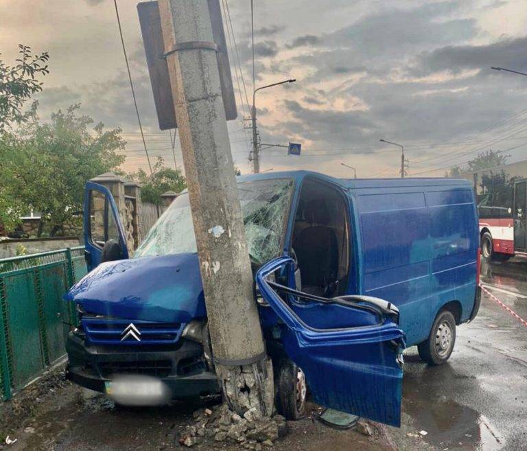 Водійка, яка влетіла в електроопору на Коновальця, була п'яна