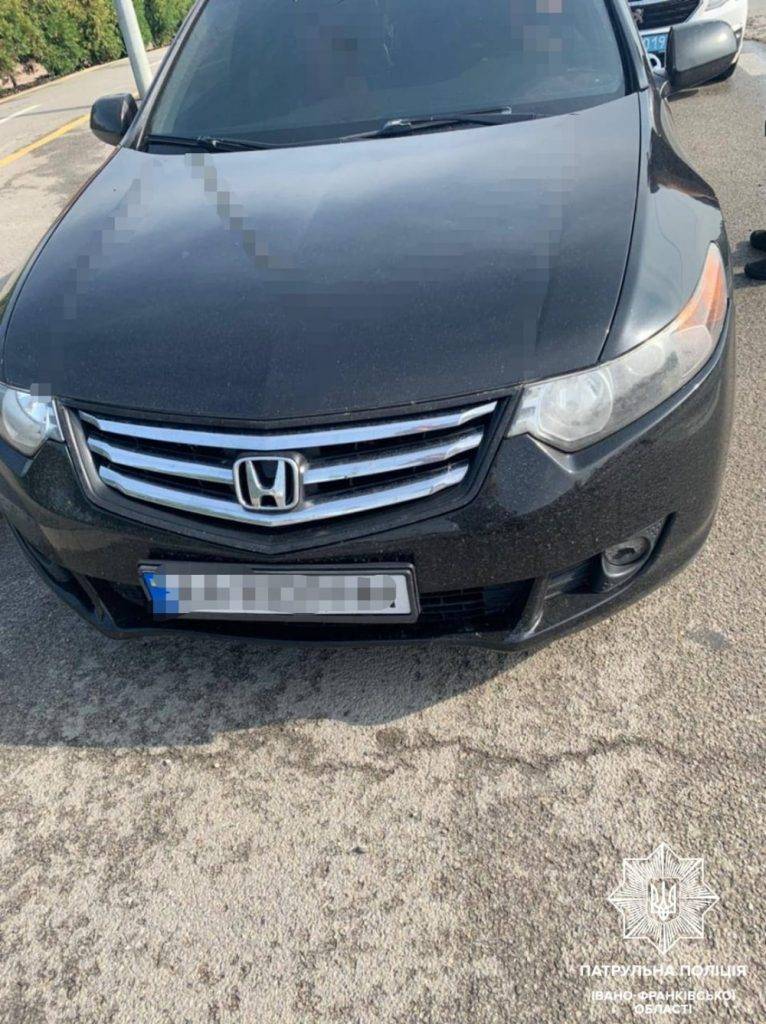 Франківські патрульні зупинили порушника з "липовими" документами