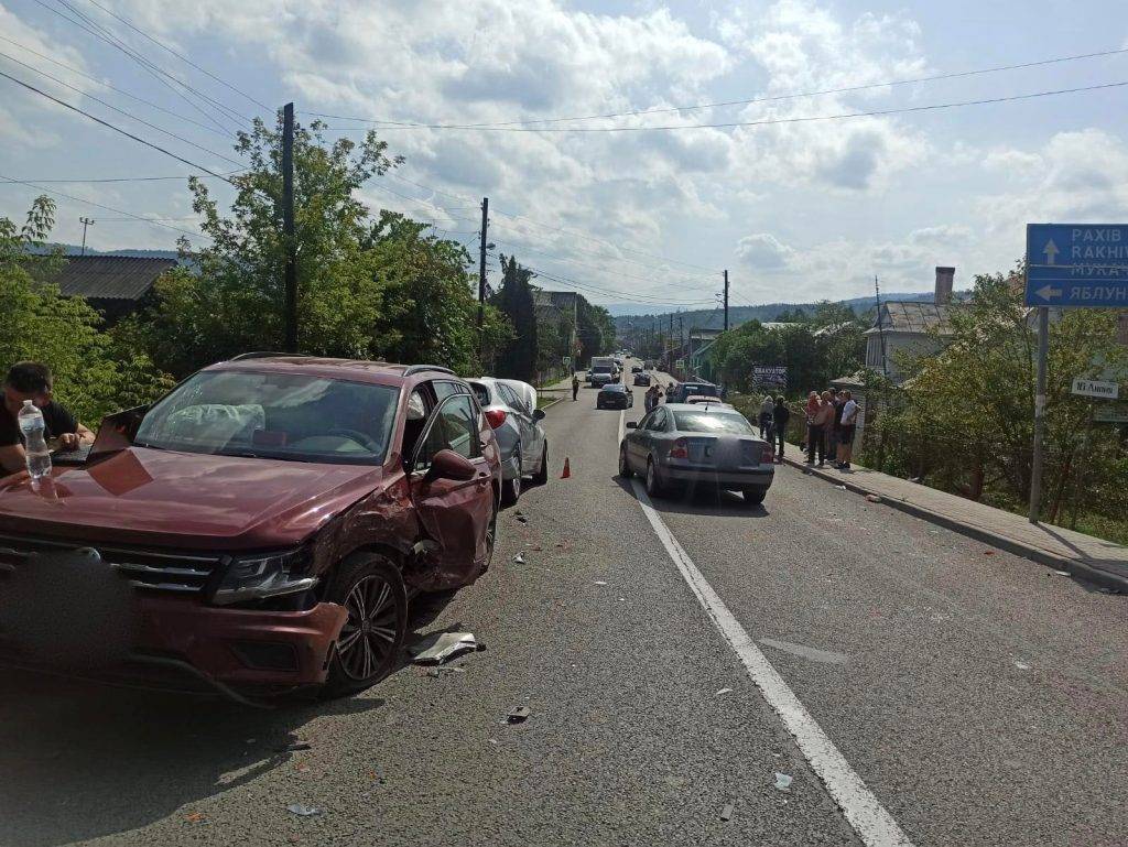 Розбито сім автівок: деталі масштабної аварії на Надвірнянщині ФОТО