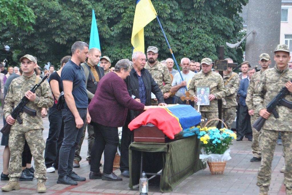 На Франківщині в останню путь провели Героя, який загинув від кулі снайпера