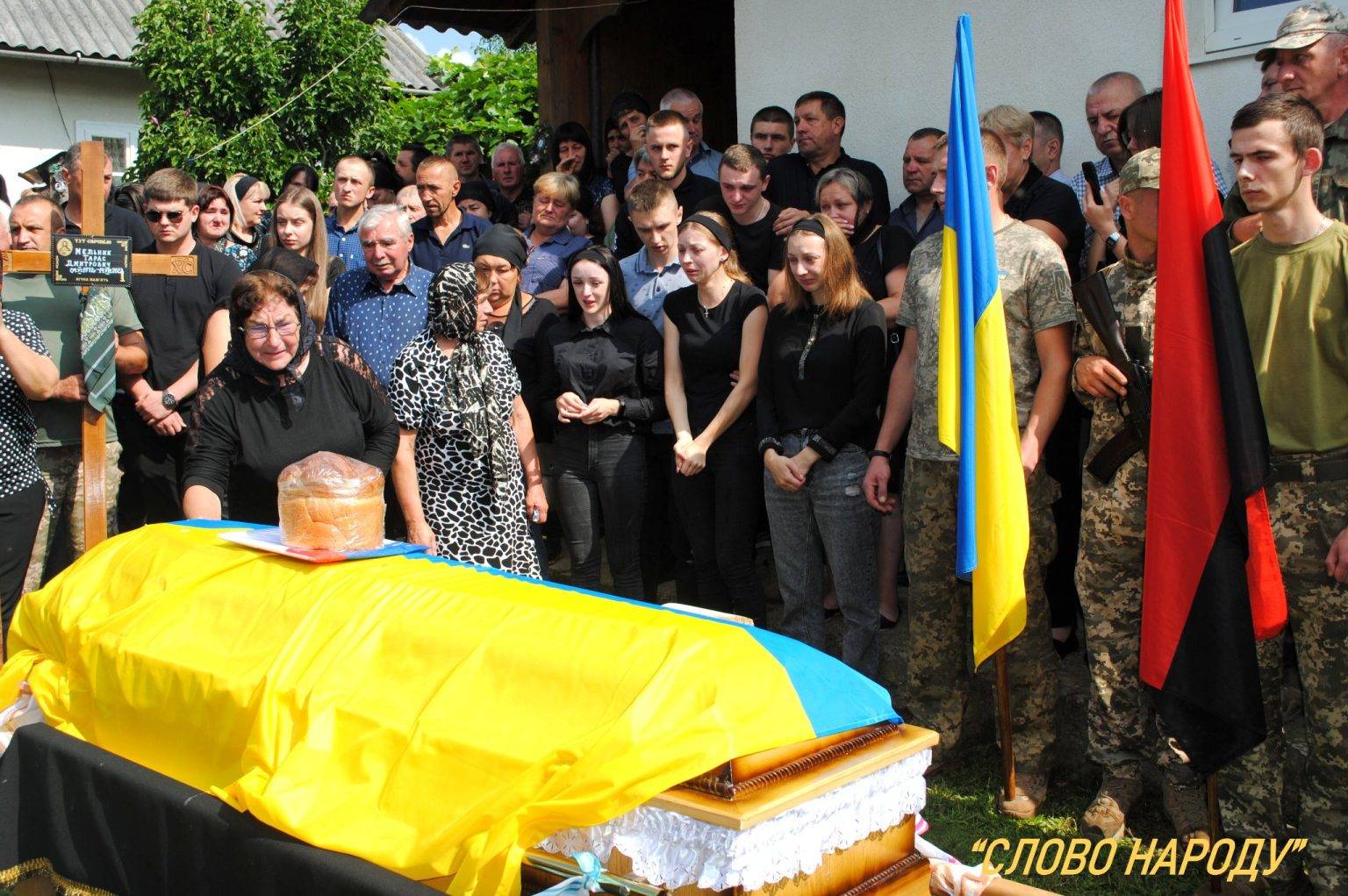 На Франківщині десятки людей зі сльозами на очах провели в останню путь двох земляків-героїв