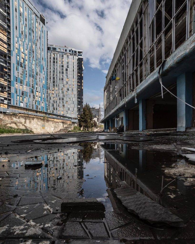 Поранений, втомлений, але не скорений: в мережі з'явилися фото зруйнованих будинків Харкова