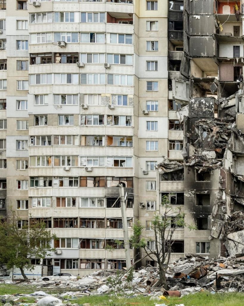 Поранений, втомлений, але не скорений: в мережі з'явилися фото зруйнованих будинків Харкова