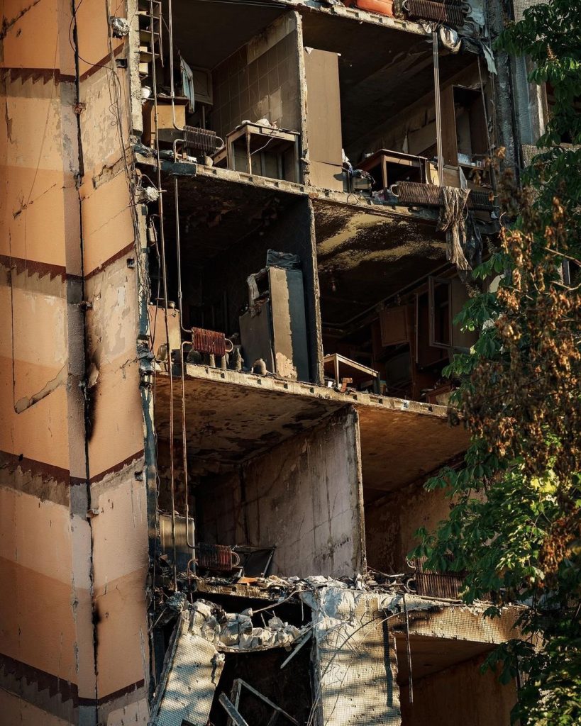 Поранений, втомлений, але не скорений: в мережі з'явилися фото зруйнованих будинків Харкова