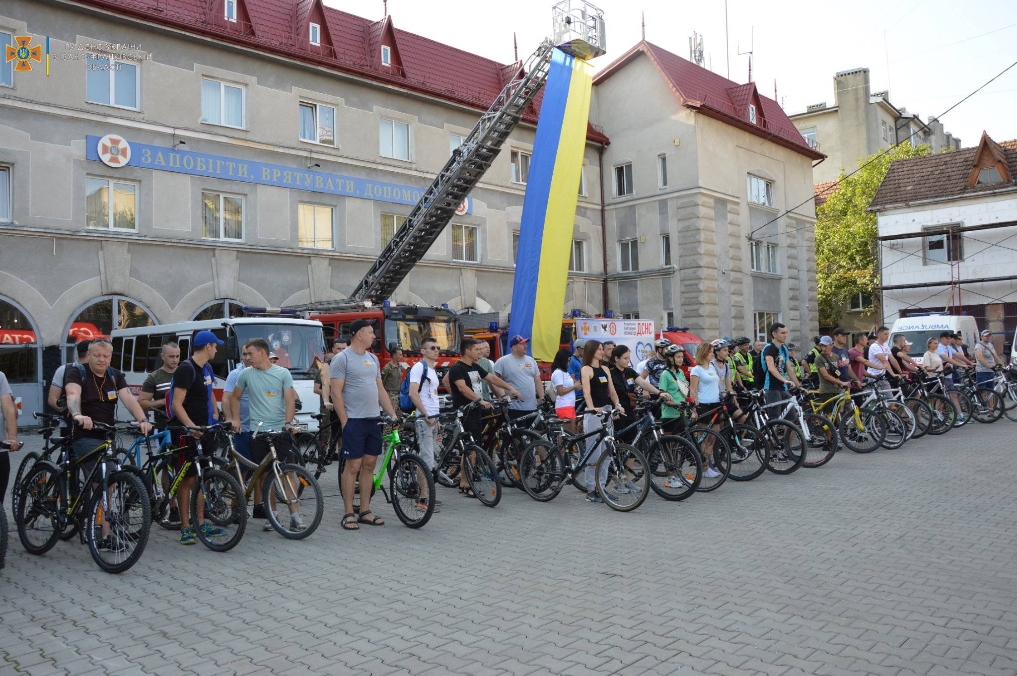 Прикарпатські рятувальники організували велозабіг та зібрали понад 226 тисяч грвень для ЗСУ ФОТО