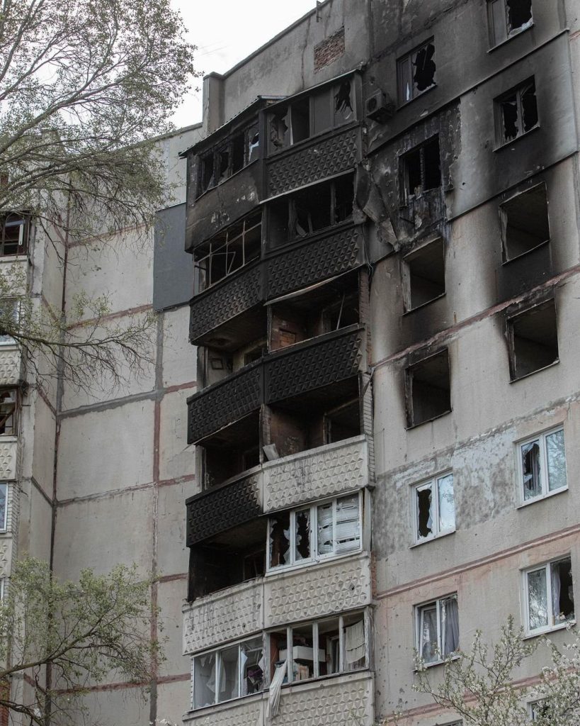 Поранений, втомлений, але не скорений: в мережі з'явилися фото зруйнованих будинків Харкова