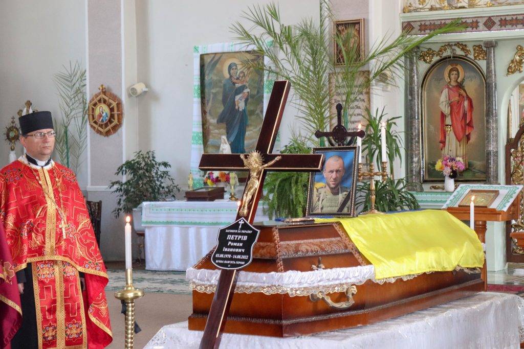 У Калуші провели в останню путь захисника Романа Петріва