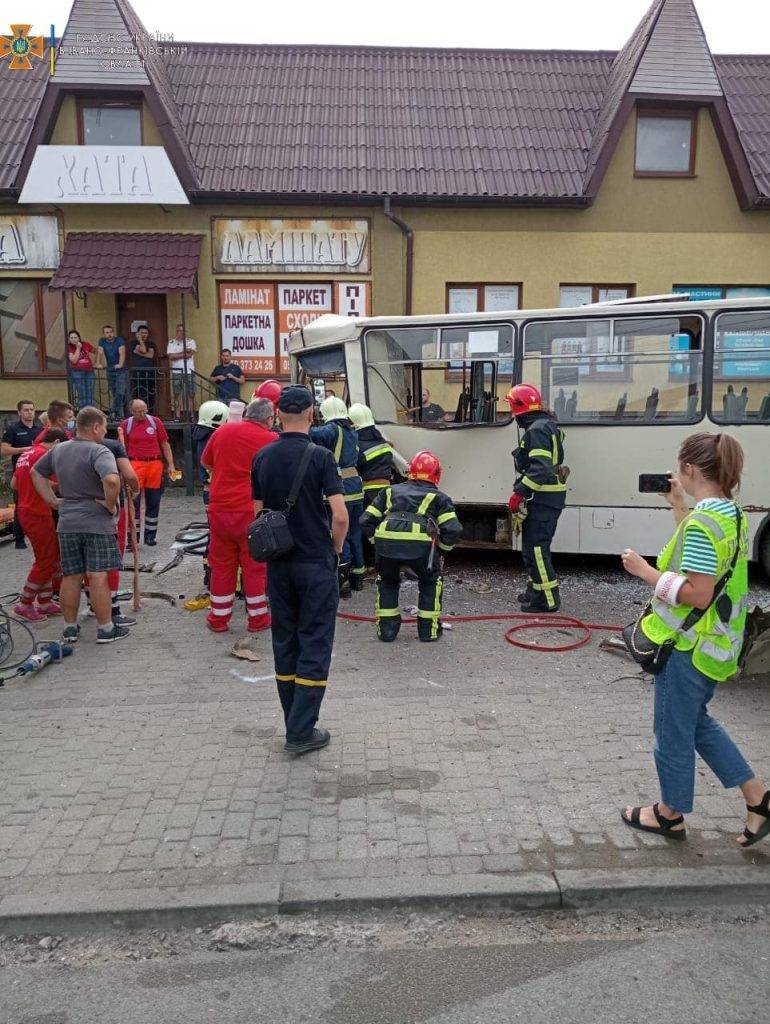 Неподалік Франківська масштабна ДТП з постраждалими: водія автобуса деблокували рятувальники