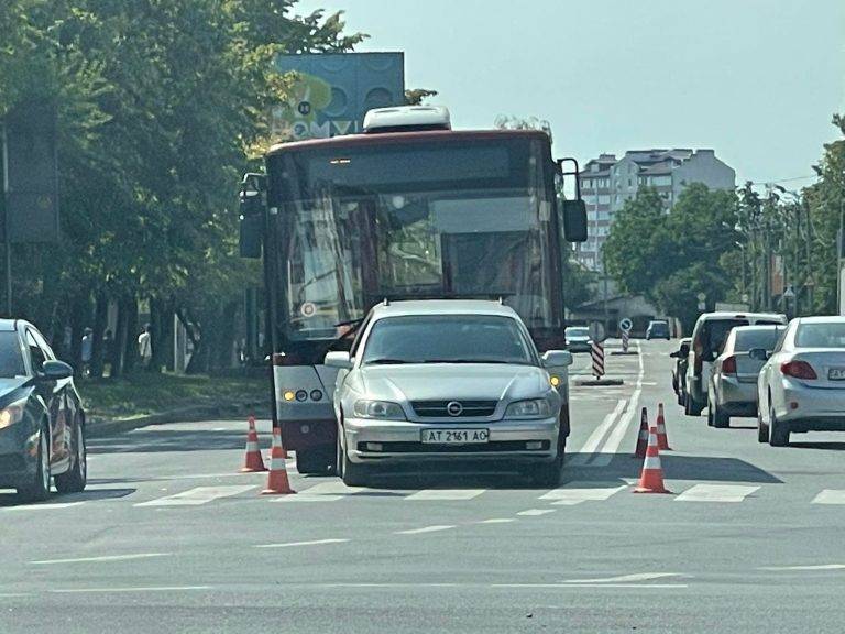 У Франківську автобус "наздогнав" легковий автомобіль ФОТОФАКТ