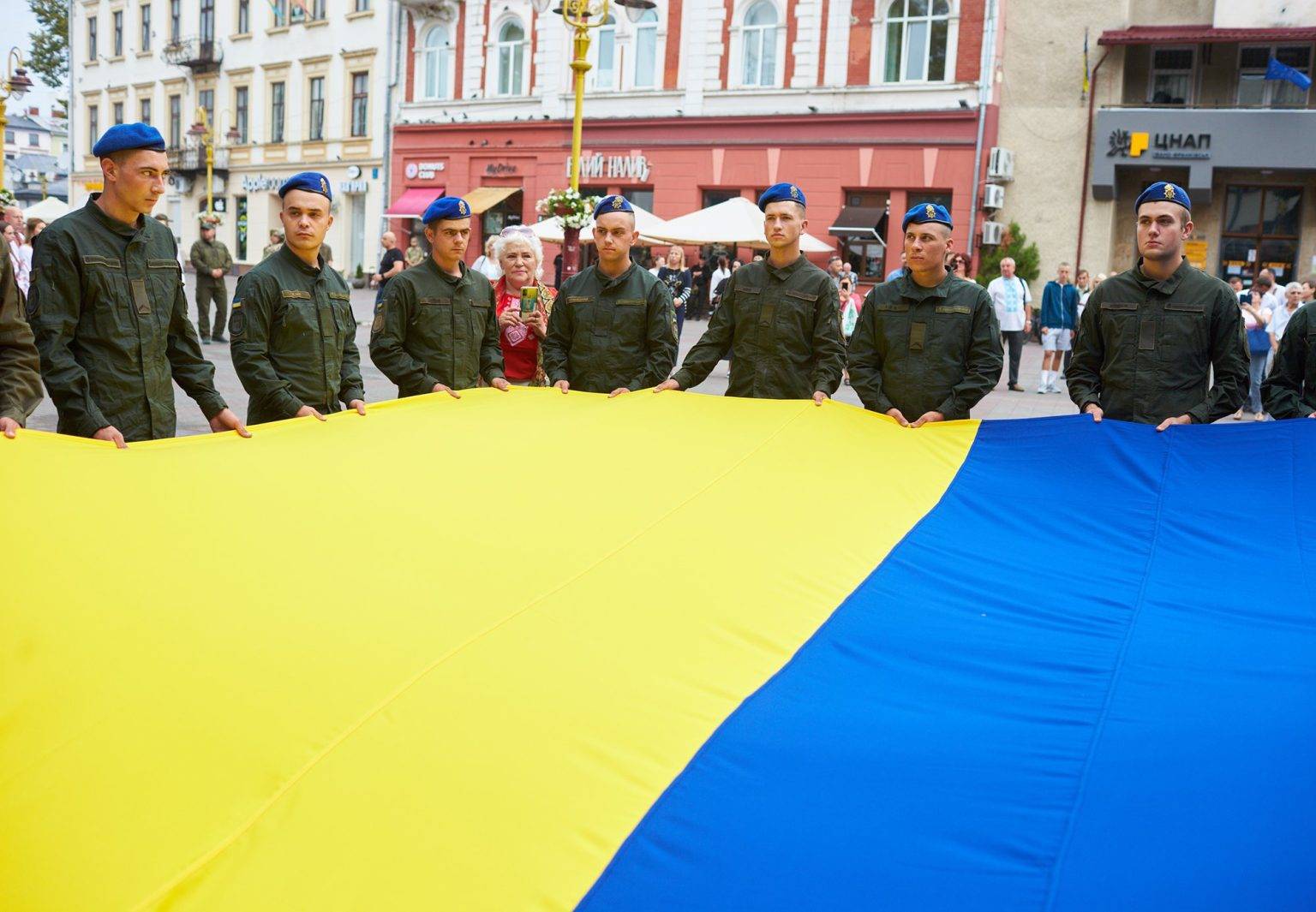 На Вічевому майдані у Франківську замайорів Державний стяг