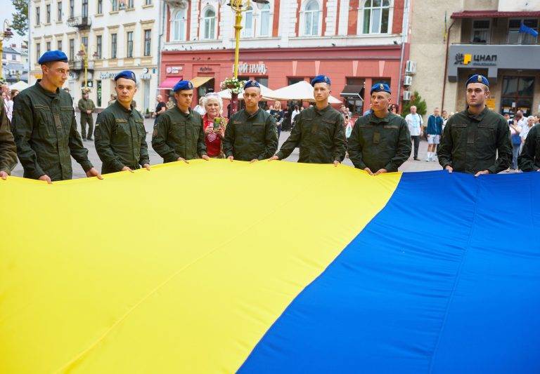 На Вічевому майдані у Франківську замайорів Державний стяг