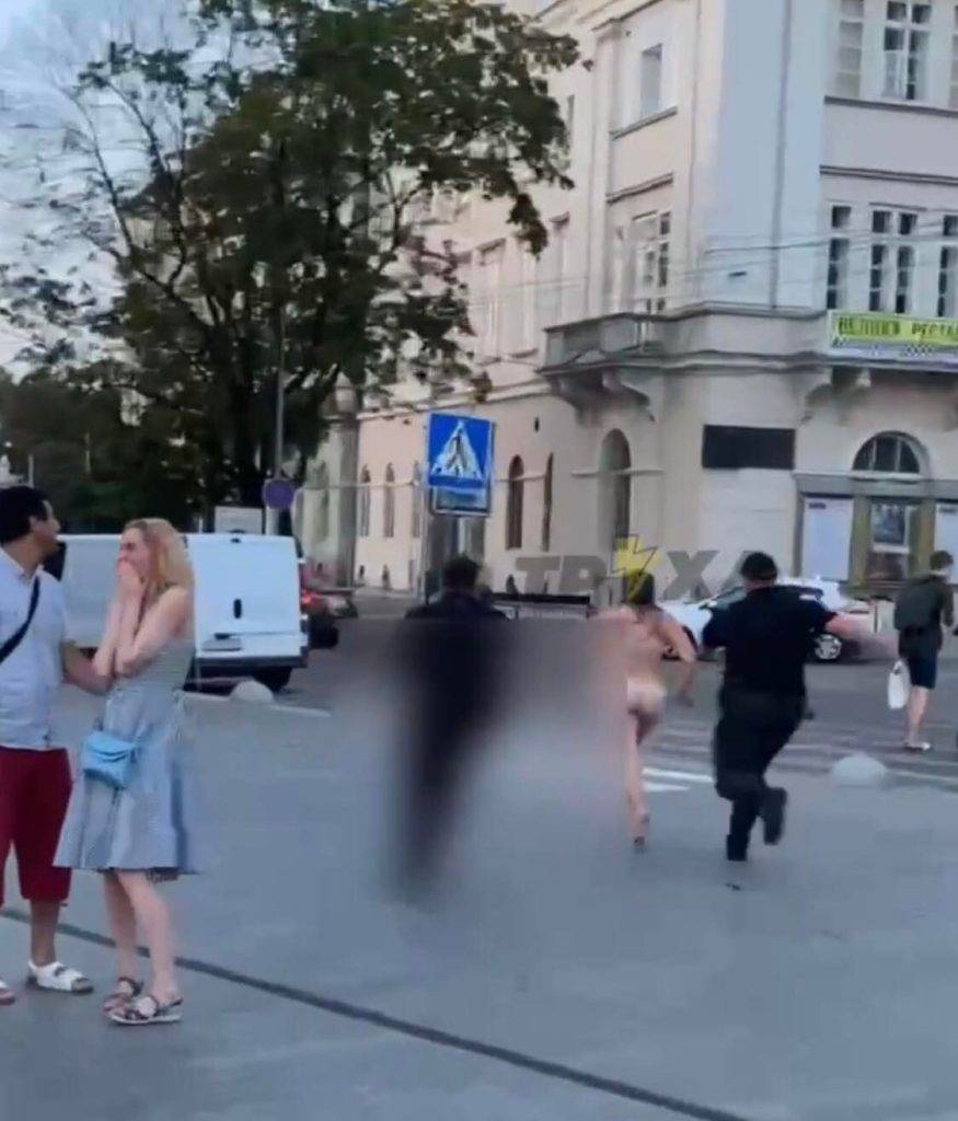 У середмісті Львова гола жінка влаштувала переполох ВІДЕО 18+