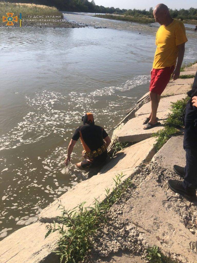 На Франківщині водолази витягнули з річки тіло 14-річного хлопця