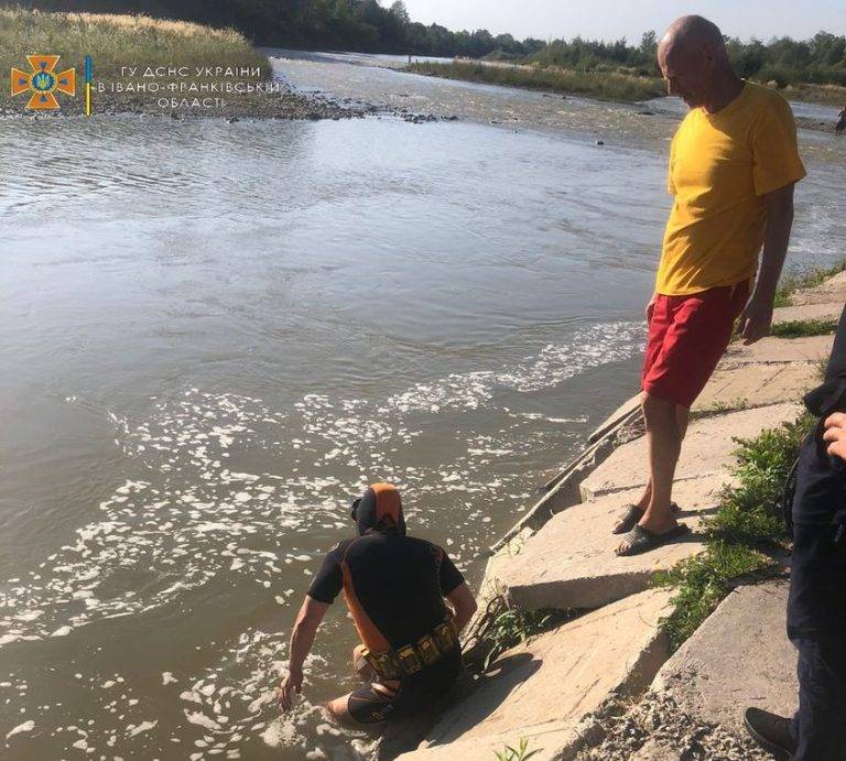 На Франківщині водолази витягнули з річки тіло 14-річного хлопця