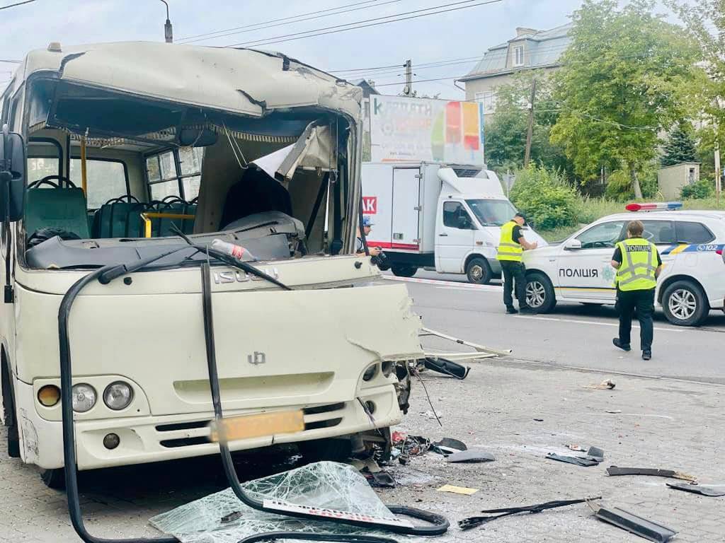 Під Франківськом рейсовий автобус потрапив в ДТП: є потерпілі, серед яких дитина