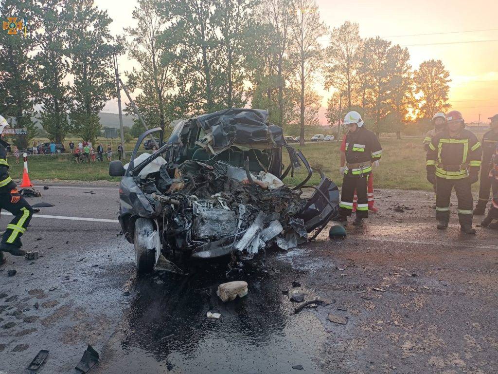 На Франківщині зіткнулися рейсовий автобус та легковик: один загиблий та 16 постраждалих,дтп у назавизіві,дтп на франківщині