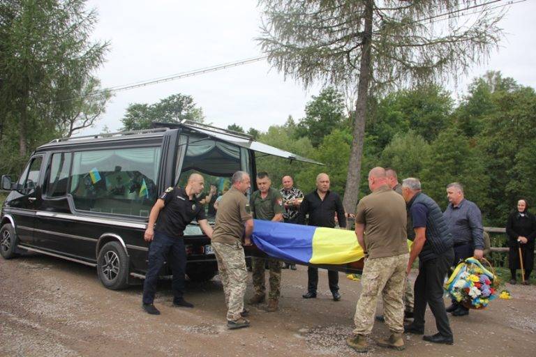 На Франківщину до рідного дому привезли тіло загиблого бійця Івана Прокіпчина