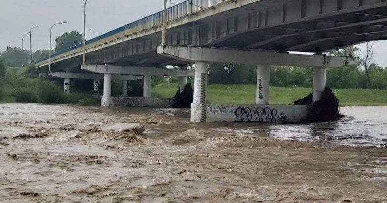 На Франківщині у річках підніметься вода, у горах - можливі селеві потоки