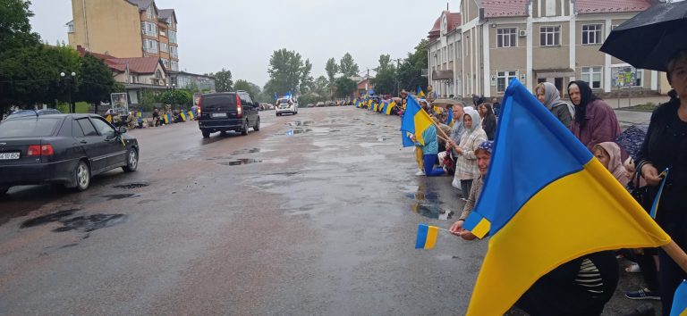 Мешканці Тисмениці на колінах зустріли тіло полеглого героя Ростислава Рапія