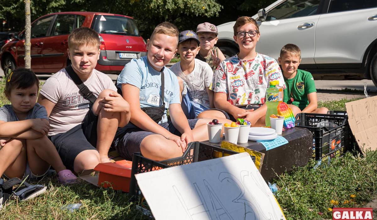 Юні франківці заробили на аличі й чупа-чупсах 4,5 тисячі для ЗСУ