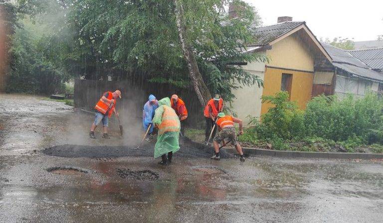 В Коломиї у зливу асфальтують дорогу ФОТОФАКТ