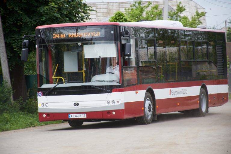 Відзавтра у Франківську шість комунальних автобусів змінять маршрут