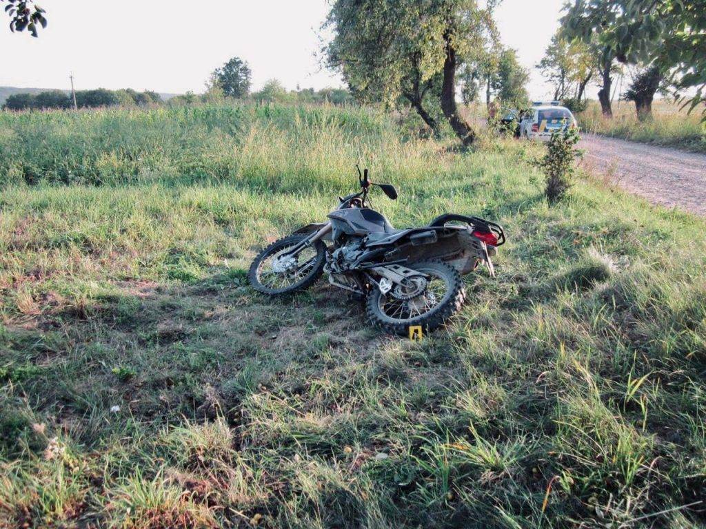 У лікарні помер 17-річний мотоцикліст, який влетів у дерево