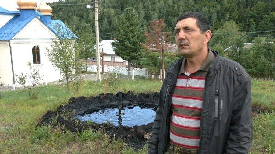 У прикарпатському селі витікає нафта і забруднює річку та людські городи