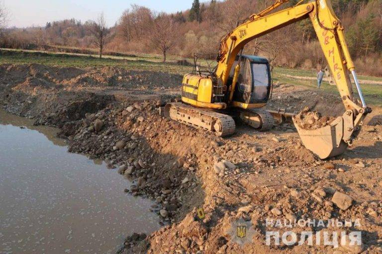 Суд покарав прикарпатця за незаконне добування корисних копалин з Лімниці