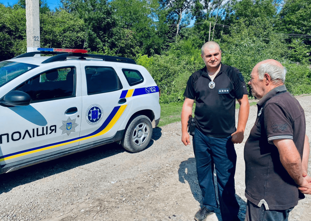 Прикарпатські поліцейські завітали до родини дідуся зі зворушливого відео, де він в центрі для біженців дбайливо заколисує свою піврічну внучку