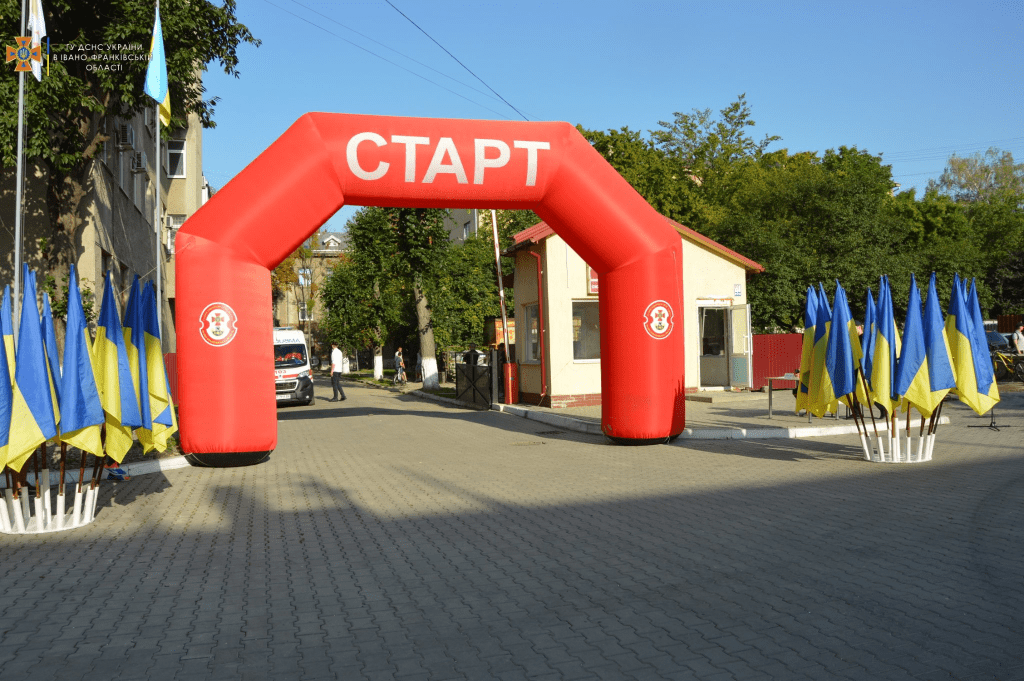 Прикарпатські рятувальники організували велозабіг та зібрали понад 226 тисяч гривень для ЗСУ ФОТО