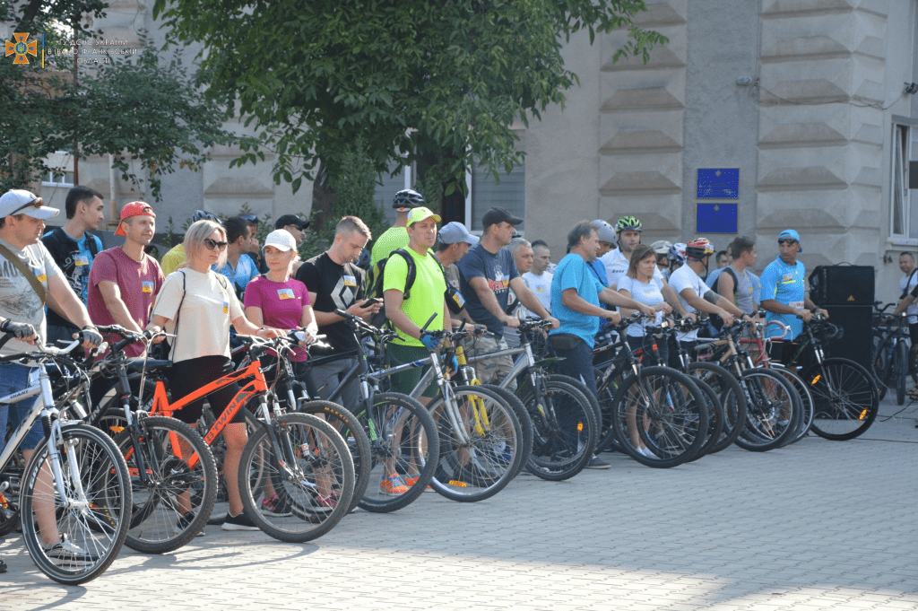 Прикарпатські рятувальники організували велозабіг та зібрали понад 226 тисяч гривень для ЗСУ ФОТО