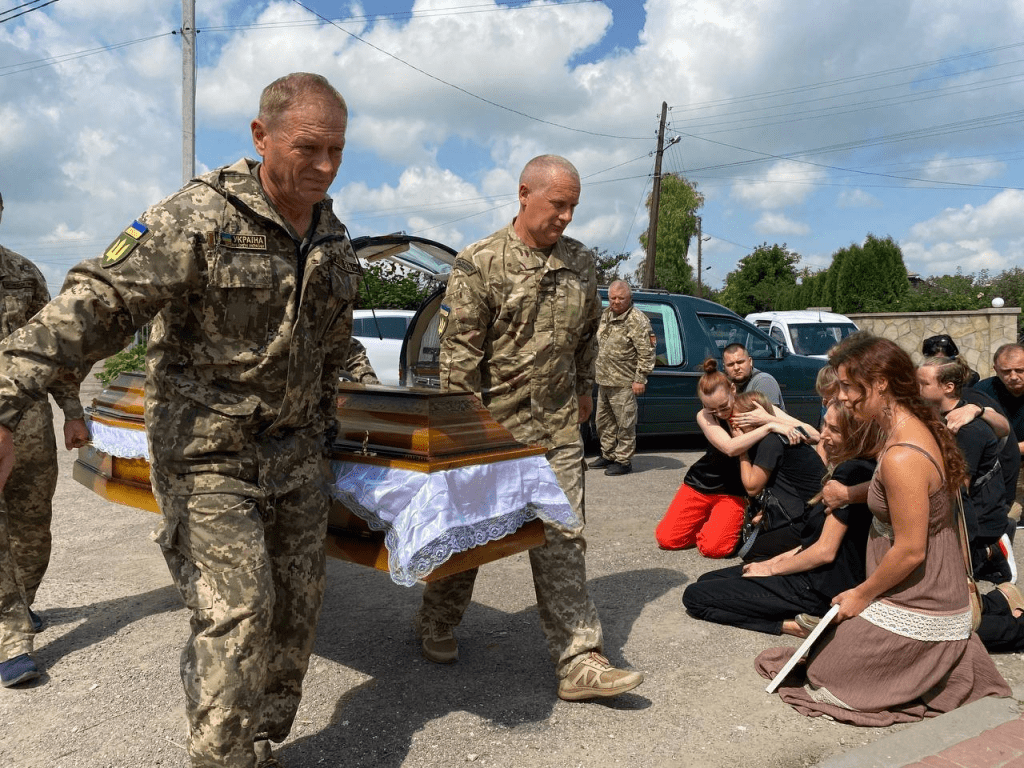 Жителі Городенківщини на колінах зустріли тіло Героя Дмитра Чирви