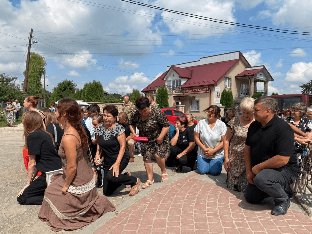 Жителі Городенківщини на колінах зустріли тіло Героя Дмитра Чирви