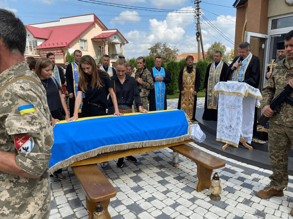 Жителі Городенківщини на колінах зустріли тіло Героя Дмитра Чирви