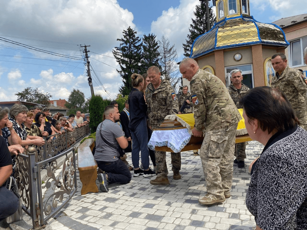 Жителі Городенківщини на колінах зустріли тіло Героя Дмитра Чирви