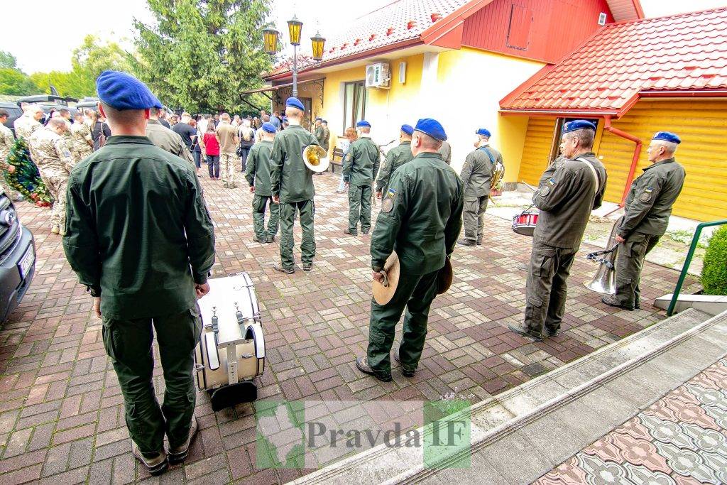 У Франківську на колінах попрощалися з полеглими пілотами