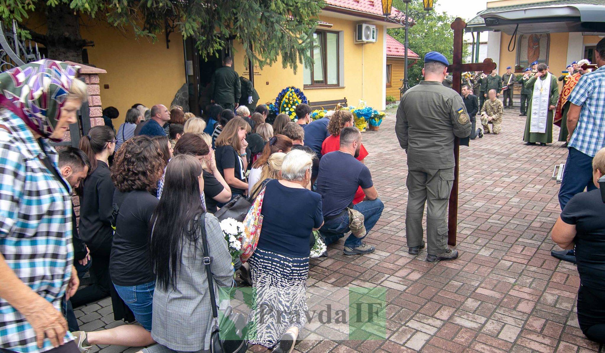 У Франківську на колінах попрощалися з полеглими пілотами