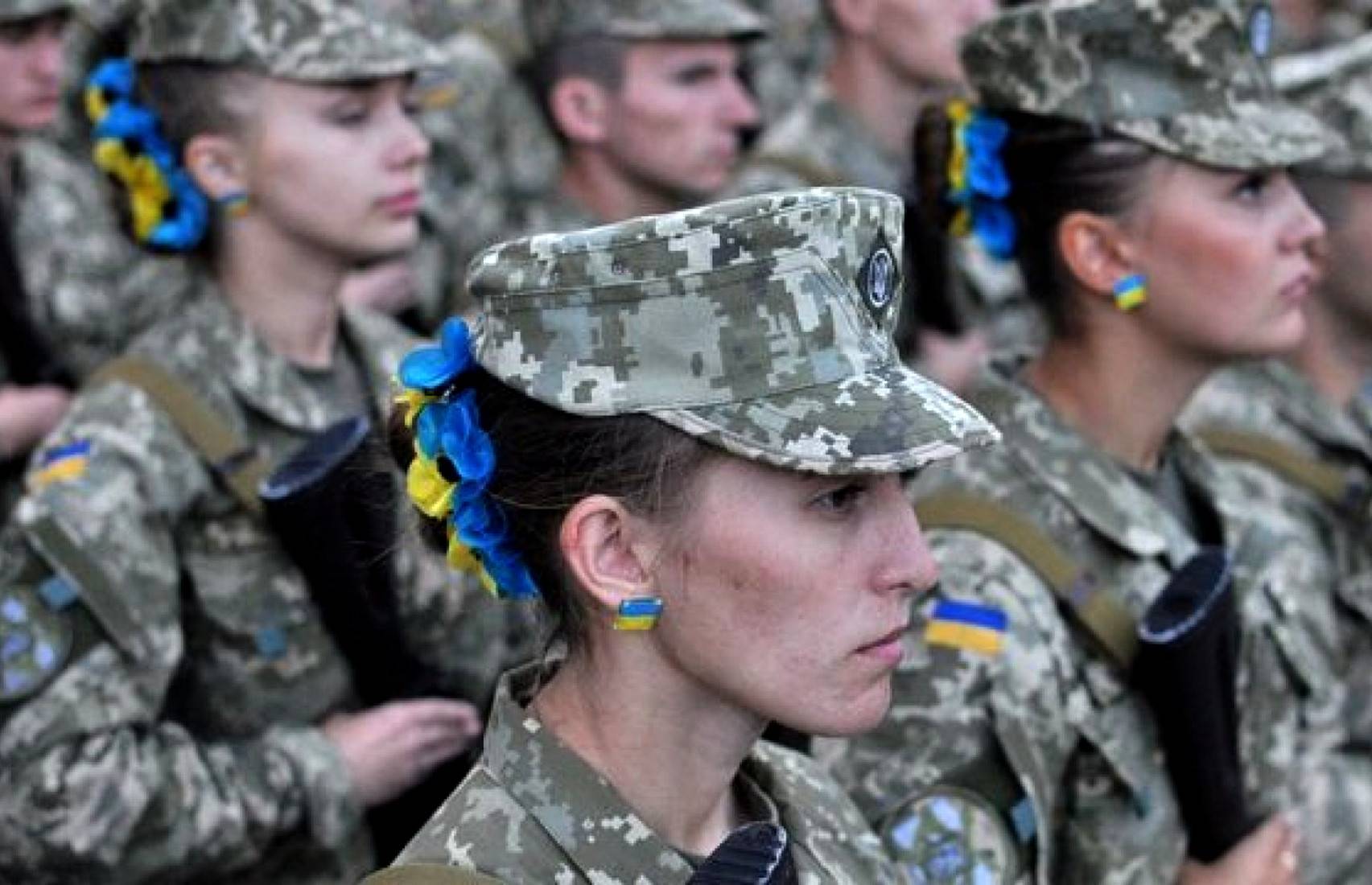 Что сегодня думает украина. Украинская Военная форма. Женщины в армии Украины. Женщины солдаты Украины. Украинки военные.