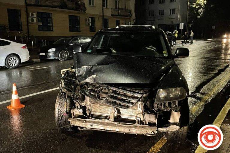 Водій “Volkswagen” влетів у припарковані авто і намагався втекти: деталі автотрощі на Мельника