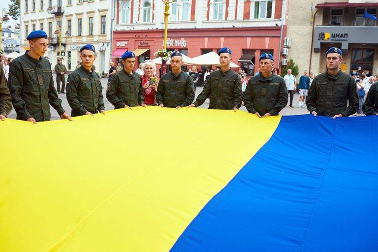 У центрі Івано-Франківська гвардійці спільно з франківчанами урочисто підняли жовто-блакитний прапор