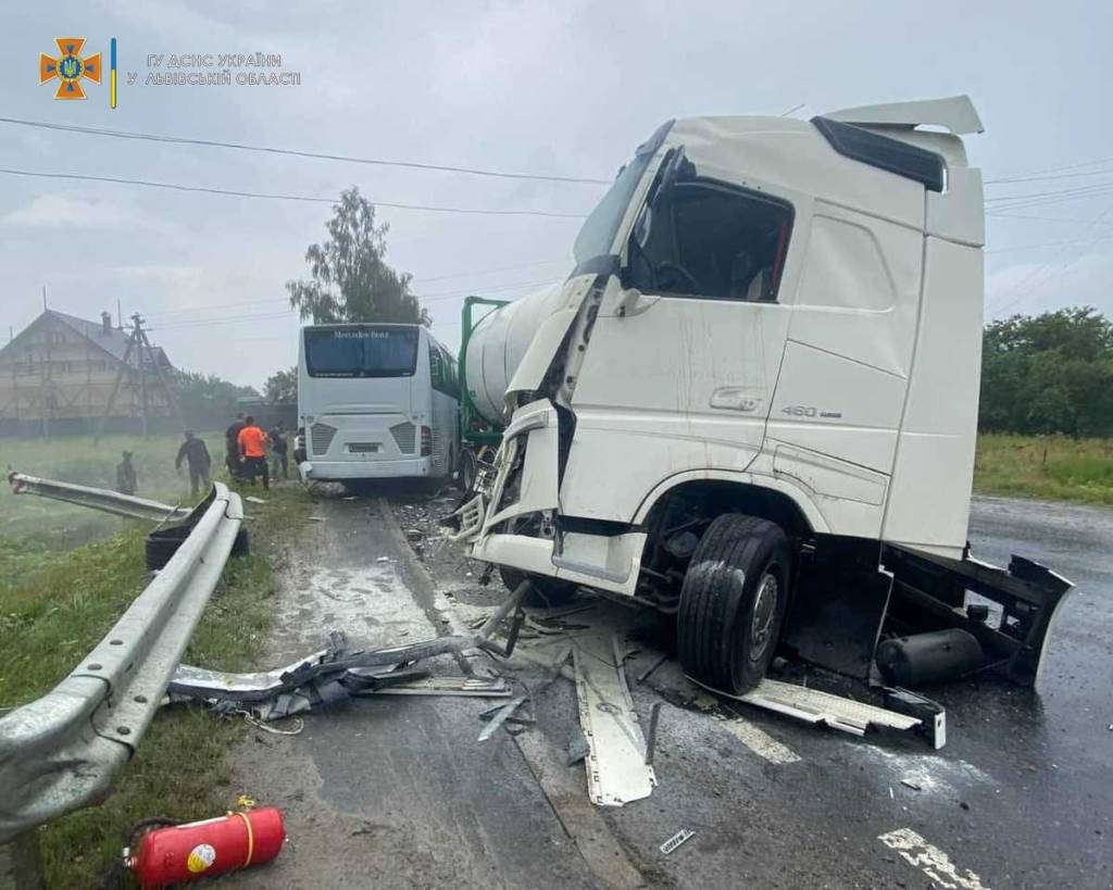 На Львівщині автобус зіткнувся з бензовозами: прикарпатець загинув, ще 8 осіб травмовані