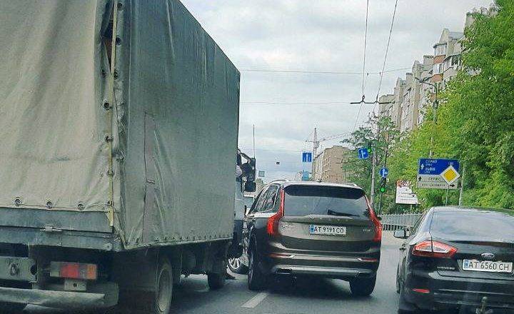 У Франківську на Галицькій сталась ДТП: рух транспорту ускладнено