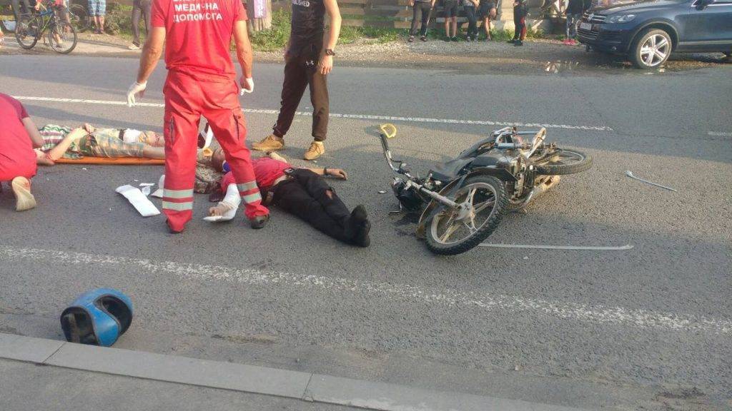 Потужна ДТП на Франківщині: мотоцикліст з пасажиром на швидкості влетіли у фуру