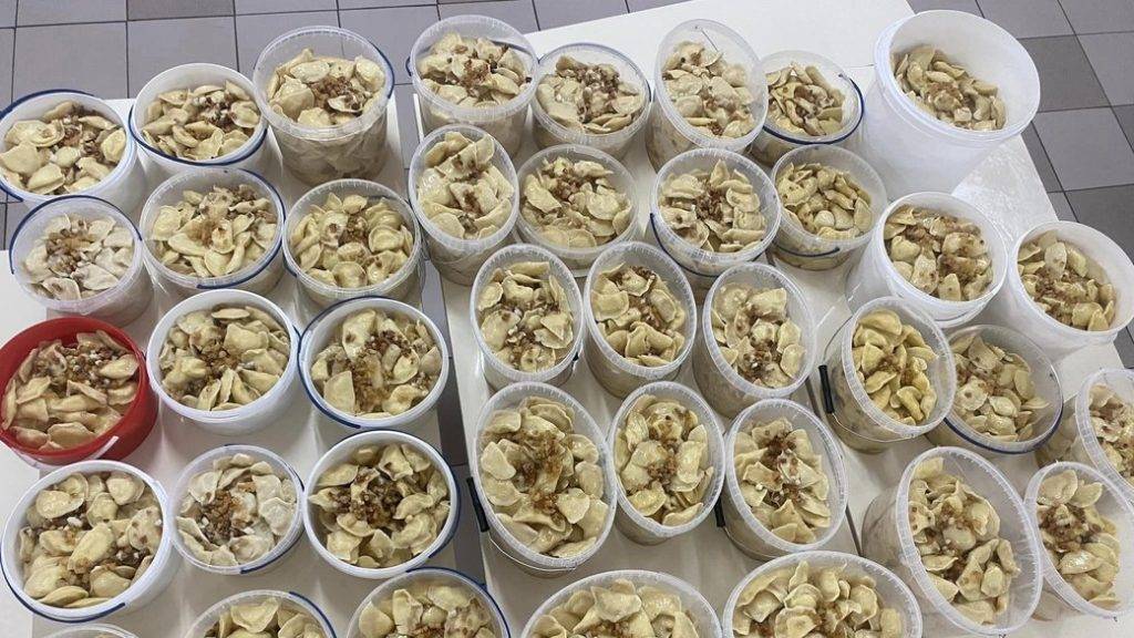 В Калуші, небайдужі мешканці, наліпили 40 відер вареників для наших захисників