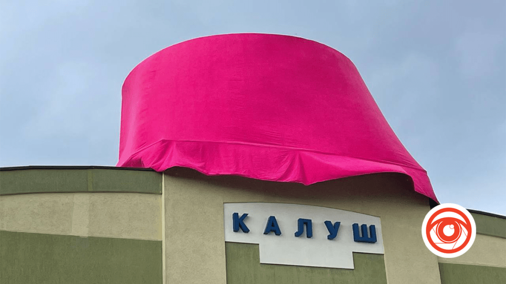 У Калуші негода зірвала з місцевого вокзалу "панаму" гурту KALUSH та понесла її містом