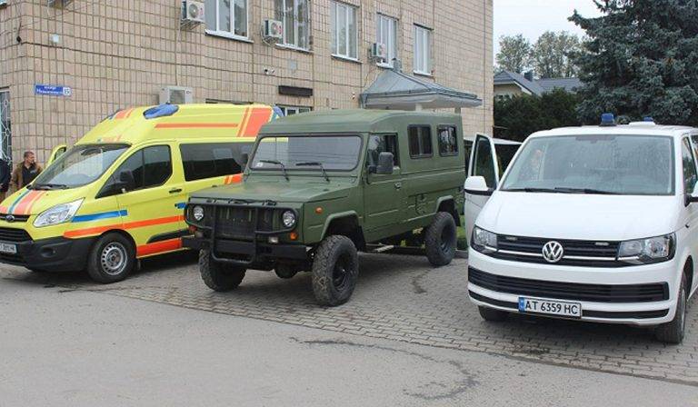 У Печеніжині передали три автомобілі для потреб військових