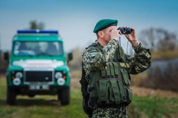 На Буковині затримали мешканців Прикарпаття з незареєстрованою зброєю та набоями