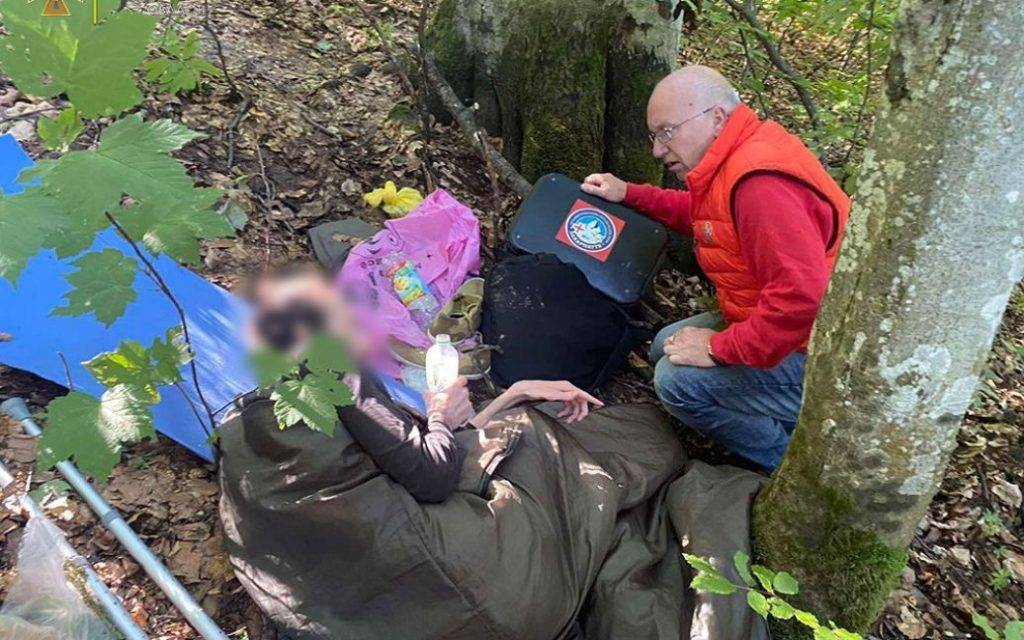 У Карпатах турист кілька днів пролежав у лісі майже без води та їжі